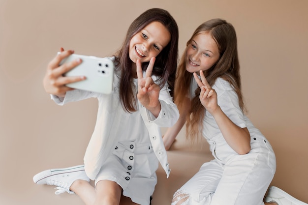 Amici di tiro medio che si fanno selfie