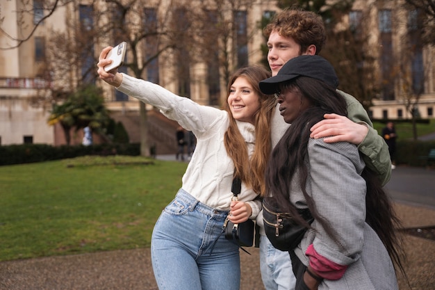 Amici di tiro medio che si fanno selfie