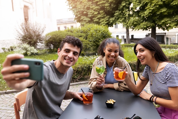 Amici di tiro medio che prendono selfie