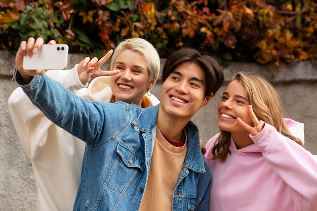 Free photo medium shot friends taking selfie