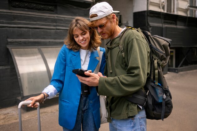 Free photo medium shot friends traveling together