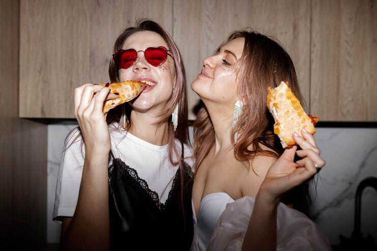 Free Photo medium shot friends with delicious food