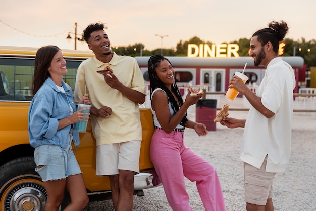 Foto gratuita amici di tiro medio con cibo all'aperto