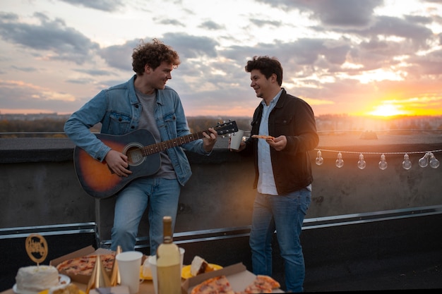 Amici di tiro medio con musica per chitarra