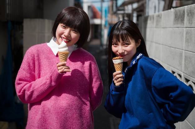 Foto gratuita amici di tiro medio con gelati