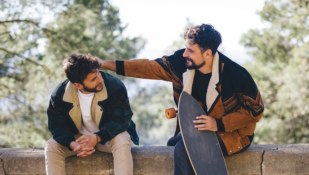 Free photo medium shot of friends with skateboards