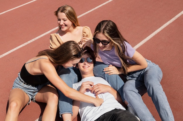 Foto gratuita amici di tiro medio con occhiali da sole