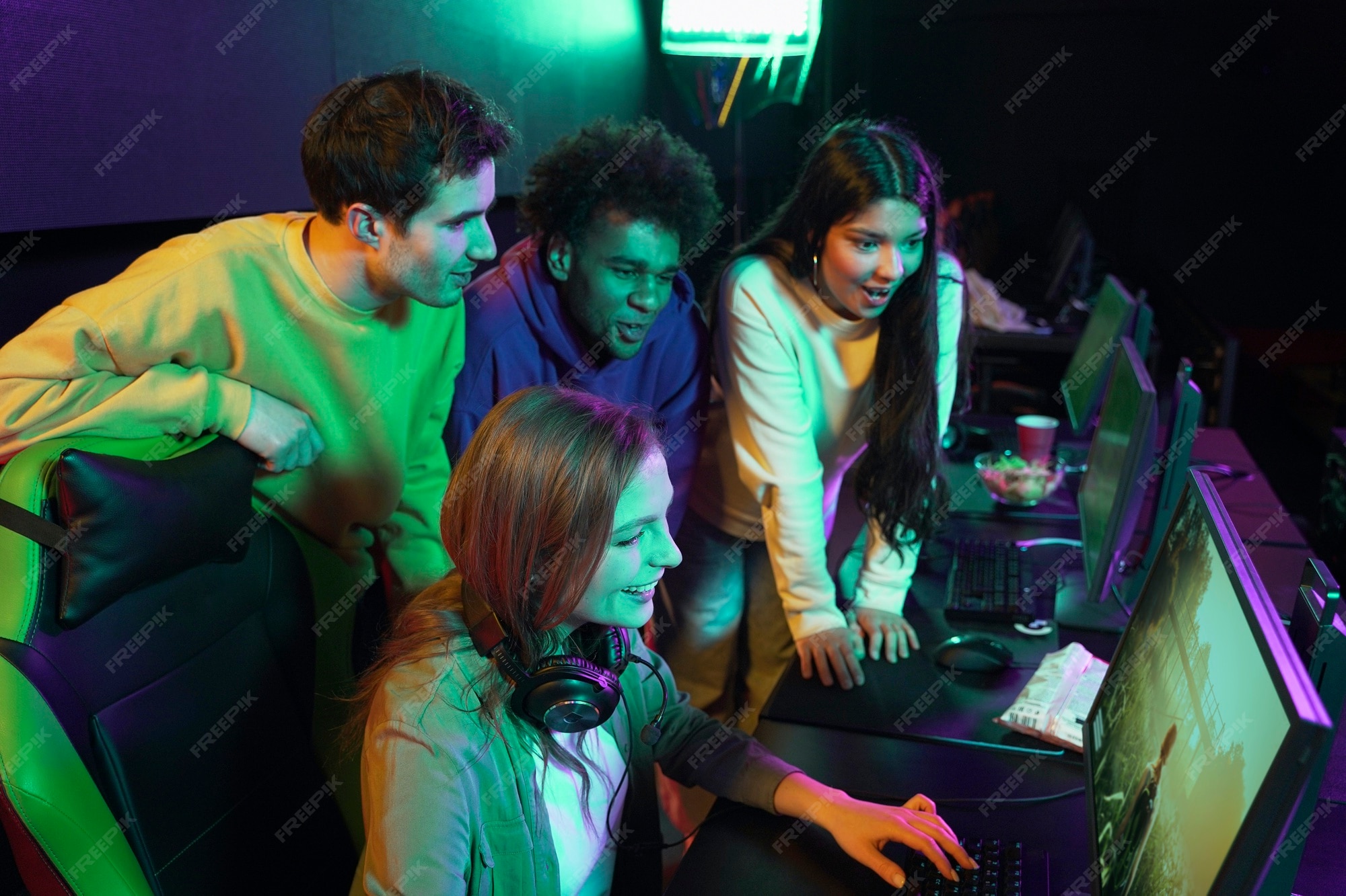 Premium Photo Medium shot gamers watching colleague play game