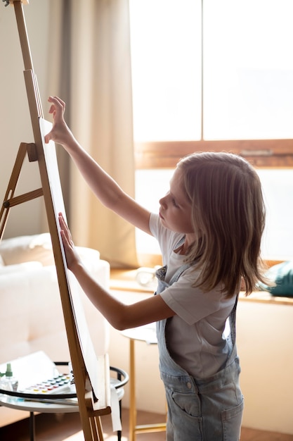 Ragazza di tiro medio che fa l'artista