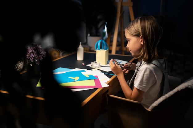 Ragazza di tiro medio che è creativa a casa