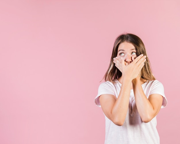 Foto gratuita ragazza a mezzo colpo che copre la bocca