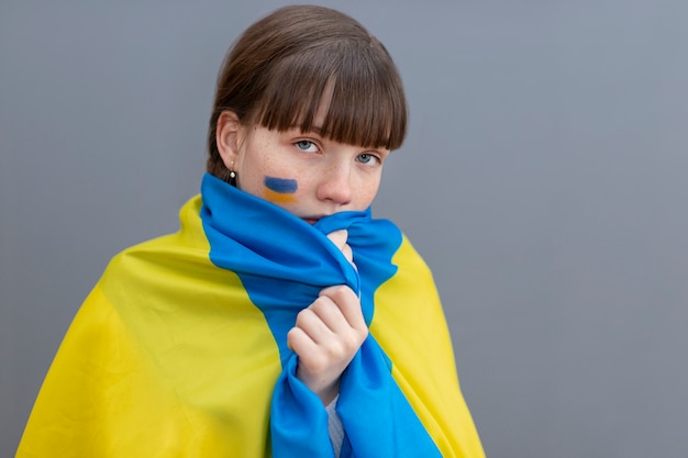 ウクライナの旗で覆うミディアムショットの女の子
