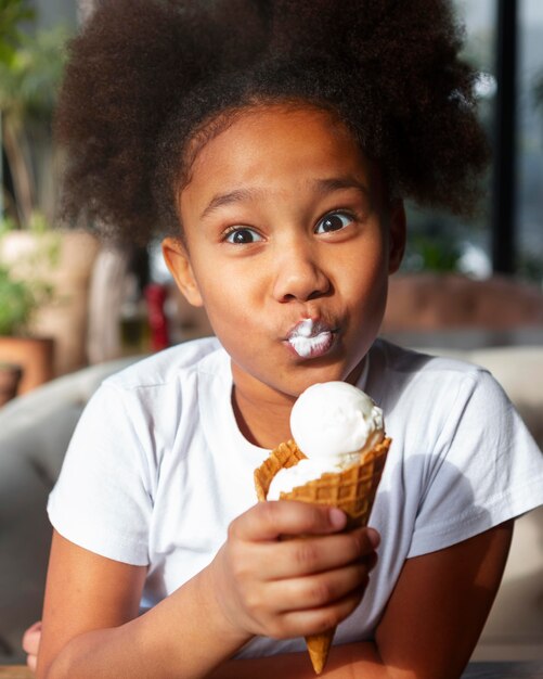 アイスクリームを食べるミディアムショットの女の子