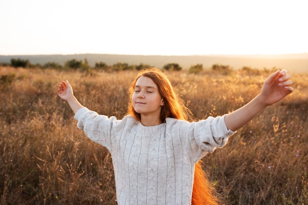 Foto gratuita ragazza del tiro medio che si gode la libertà