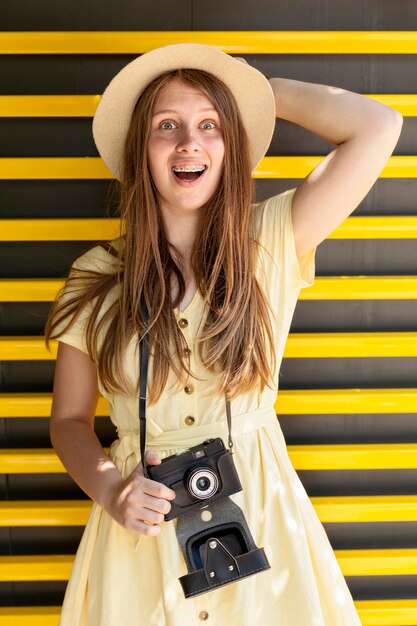 Средний снимок девушка держит камеру