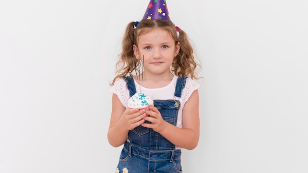 Free photo medium shot girl holding cupcake