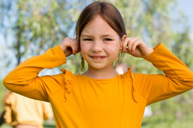 植物を保持しているミディアムショットの女の子