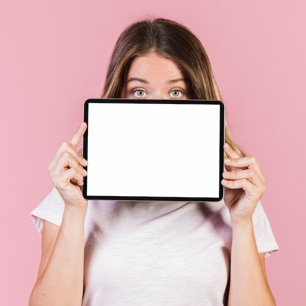 Free photo medium shot girl holding a tablet