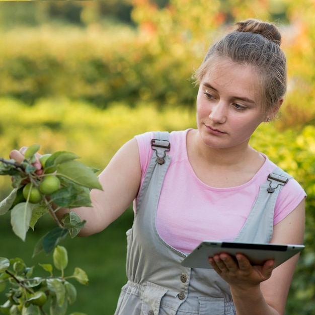 Free photo medium shot girl holding tablet