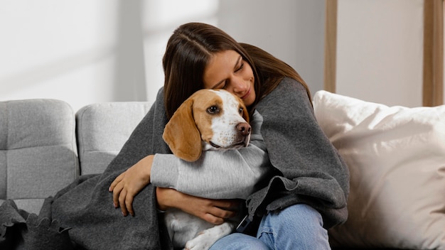 犬を抱き締めるミディアムショットの女の子