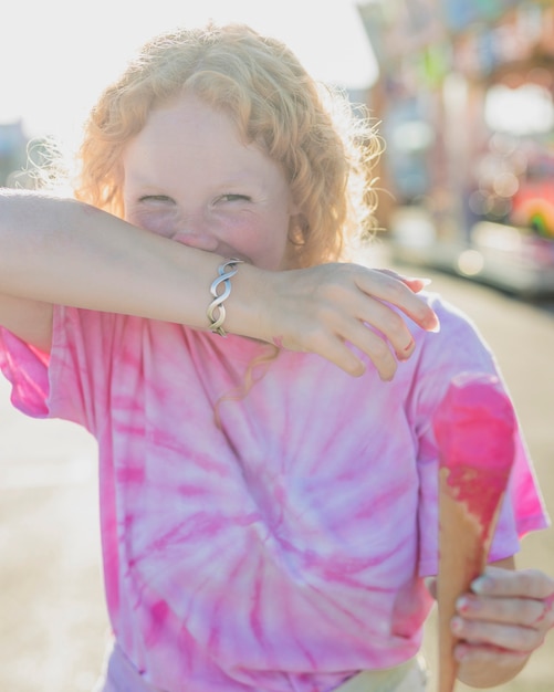 Free photo medium shot girl laughing with ice cream