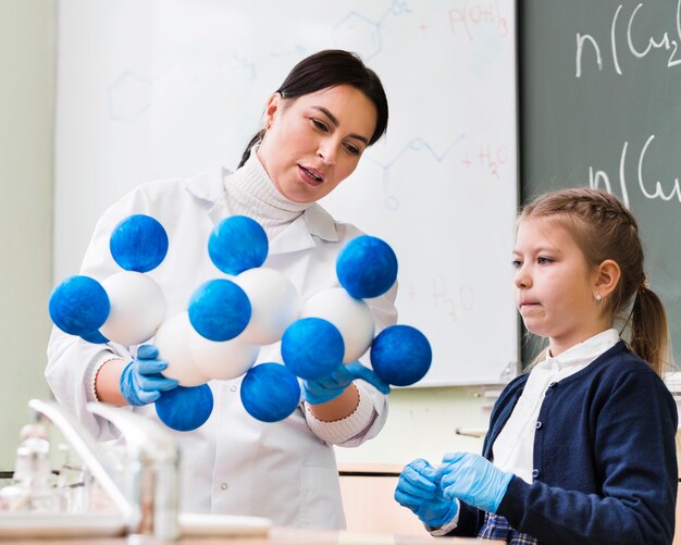 중간 샷 여자 학습 화학