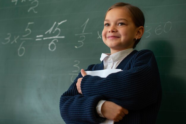 Девушка среднего роста изучает математику в школе