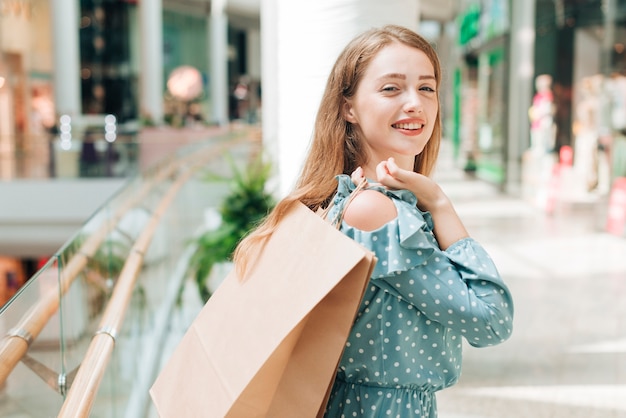 Foto gratuita ragazza del colpo medio che esamina macchina fotografica