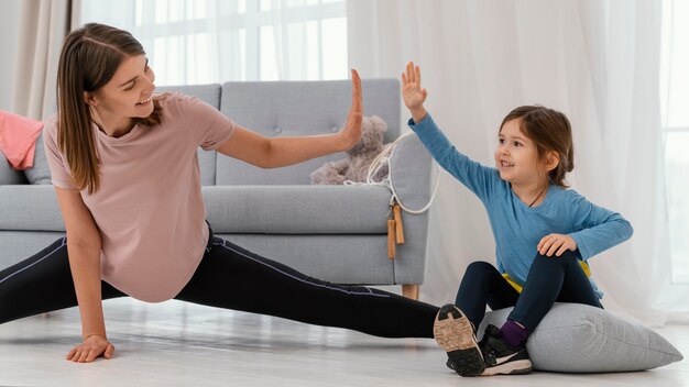 ミディアムショットの女の子と母親のトレーニング