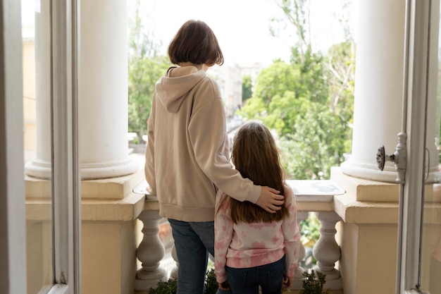 Free photo medium shot girl and mother