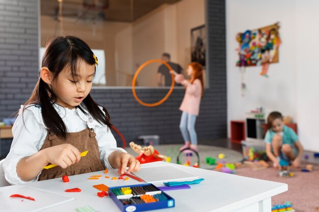 テーブルで遊ぶミディアムショットの女の子