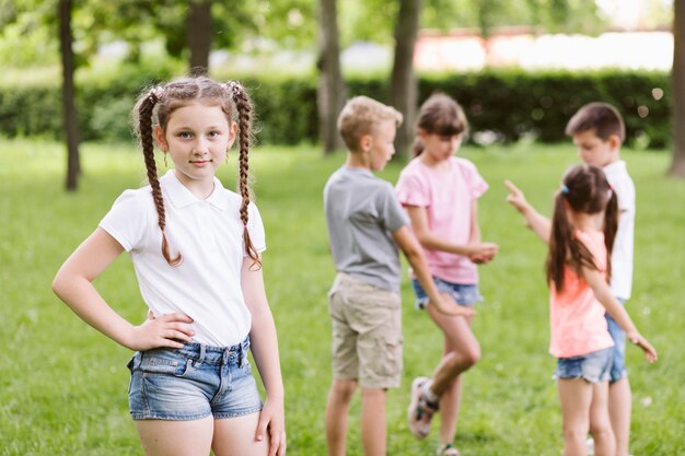 Medium shot girl posing next to friends