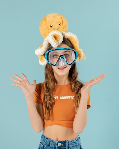 Free photo medium shot girl posing with goggles