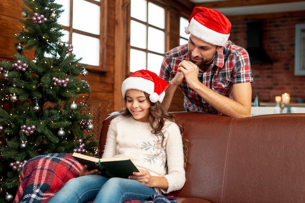 Free photo medium shot girl reading on the couch