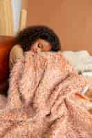 Free photo medium shot girl sleeping with blanket