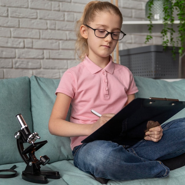 Free photo medium shot girl taking notes