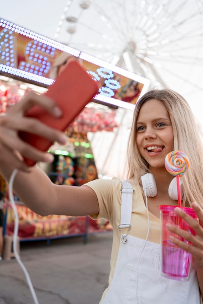 Selfieを取っているミディアムショットの女の子