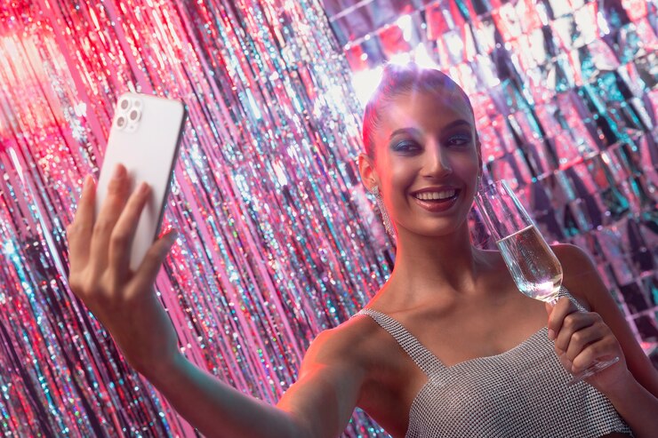 Free Photo medium shot girl taking selfie