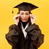 Free photo medium shot girl wearing glasses