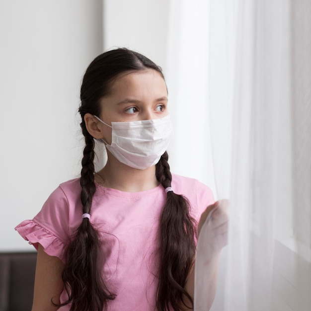 Free photo medium shot girl wearing mask