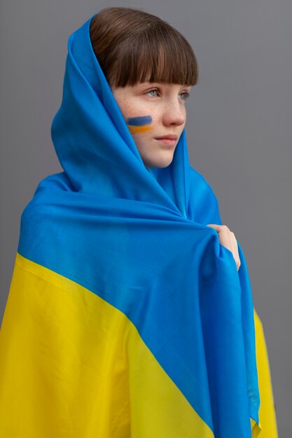 ウクライナの旗をかぶったミディアムショットの女の子