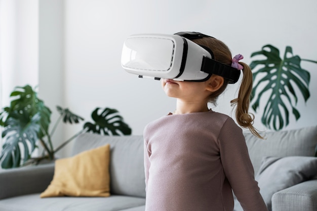 Ragazza del colpo medio che indossa occhiali vr