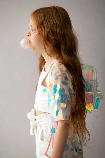 Free photo medium shot girl with bubble gum