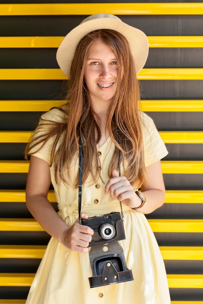 Средний снимок девушка с камерой
