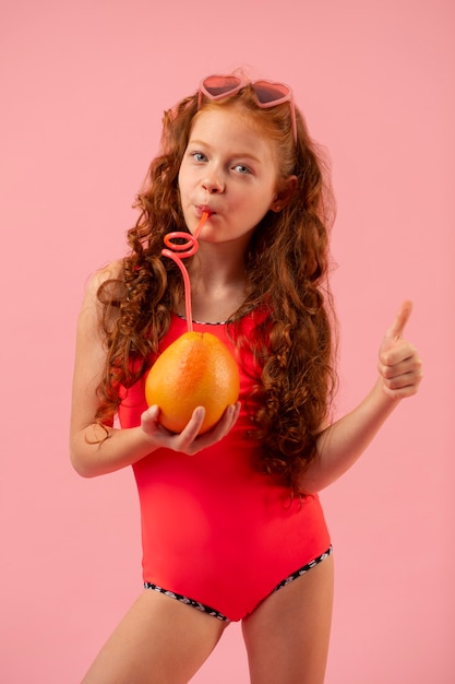 Free photo medium shot girl with delicious drink