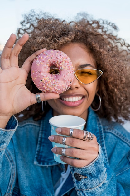 Free photo medium shot girl with doughnut