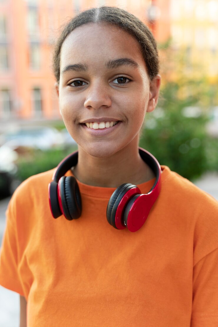 Free Photo medium shot girl with headphones