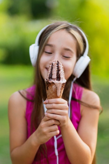アイスクリームコーンを持つ少女のミディアムショット