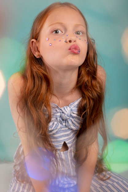 Free photo medium shot girl with kissy face