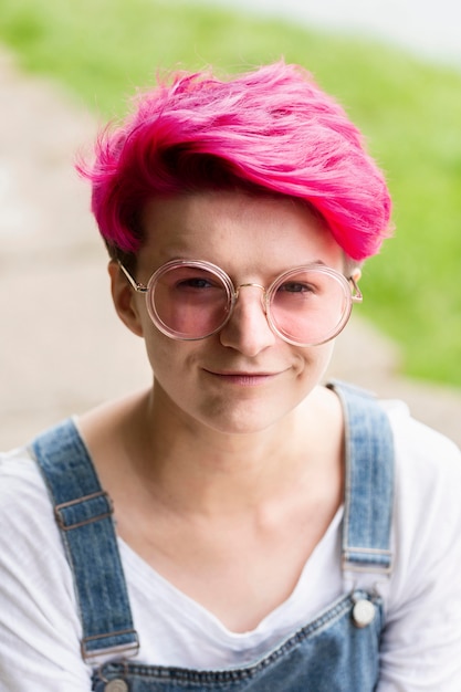 Free photo medium shot girl with pink hair and glasses